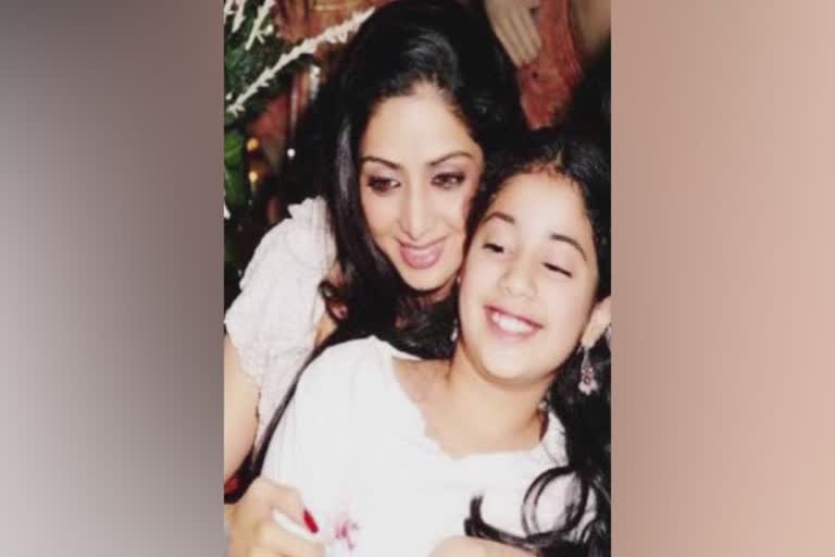 janhvi kapoor mothers day wish  janhvi kapoor on mothers day  mothers day 2022  janhvi kapoor latest news  മാതൃദിനത്തിൽ അമ്മ ശ്രീദേവിയെ അനുസ്‌മരിച്ച് ജാൻവി കപൂർ  ശ്രീദേവി മകൾ ജാൻവി കപൂർ  ശ്രീദേവിയെ ഓർമ്മയിൽ മകൾ ജാൻവി കപൂർ  മാതൃദിനം 2022  മാതൃദിനാശംസകളുമായി ജാൻവി കപൂർ