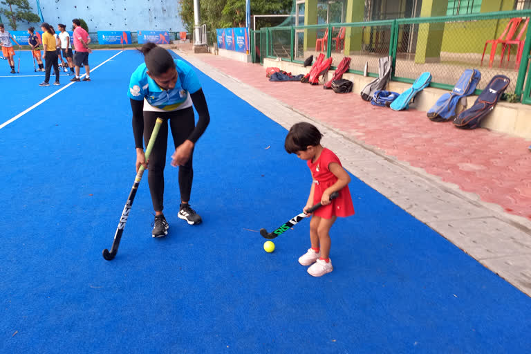 hockey player Ritu Rani with her daughter