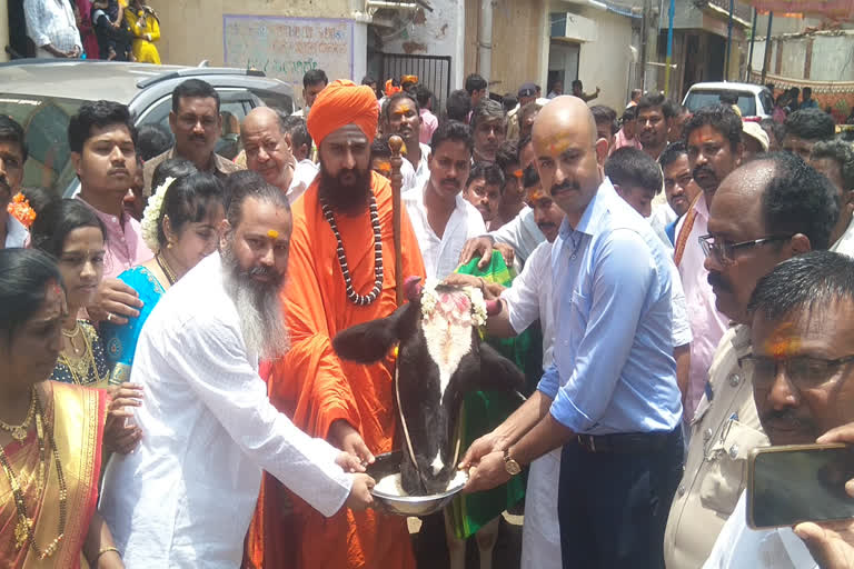 haveri-priest-celebrates-birthday-by-donating-cows-to-25-families