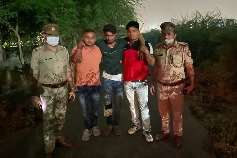 Noida Police arrested wanted criminal Aditya who was running away after robbing  phone in an encounter