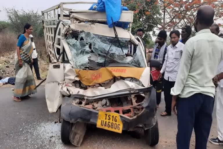 തെലങ്കാന വാഹനാപകടം  കാമറെഡ്ഡി ലോറി ഗുഡ്‌സ് ഓട്ടോ അപകടം  ലോറിയും ഗുഡ്‌സ് ഓട്ടോയും കൂട്ടിയിടിച്ചു  ലോറി ഗുഡ്‌സ് ഓട്ടോയുമായി കൂട്ടിയിടിച്ചു  kamareddy road acccident latest  telangana accident latest  lorry collides with auto in kamareddy  lorry hits auto in telangana