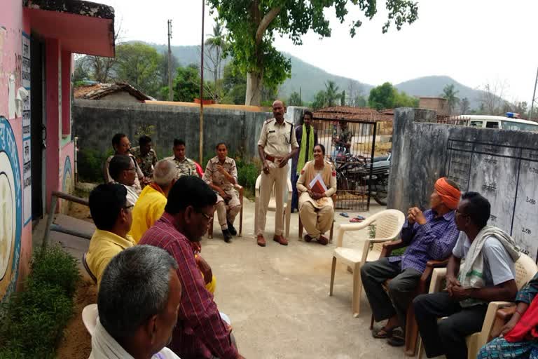 SI head constable and team of villagers in Kanker