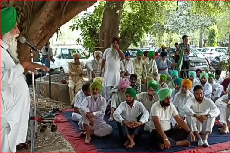 Bhartiya Kisan Union calls on Ludhiana DC office-goers - "Government has no experience"