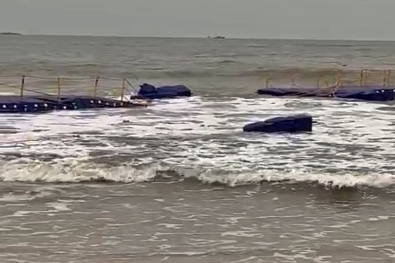 state first floating bridge broken in Udupi  Heavy wind and rain in Udupi  Udupi Malpe beach news  ಉಡುಪಿಯಲ್ಲಿ ಮುರಿದು ಬಿದ್ದ ರಾಜ್ಯದ ಮೊದಲ ಫ್ಲೋಟಿಂಗ್ ಬ್ರಿಡ್ಜ್  ಉಡುಪಿಯಲ್ಲಿ ಭಾರೀ ಗಾಳಿ ಸಹಿತ ಮಳೆ  ಉಡುಪಿ ಮಲ್ಪೆ ಬೀಚ್ ಸುದ್ದಿ