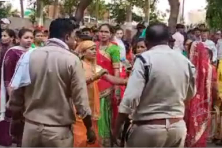 Bizarre wedding rituals in India  Clash between Groom and Bride family in Dhar Madhya Pradesh  'Sherwani Vs Dhoti Kurta' dispute in MP  'മരുമകന് ഇത്ര പരിഷ്‌കാരം വേണ്ട'; വരന്‍റെ വസ്ത്രത്തെ ചൊല്ലി വിവാഹ വേദിയില്‍ കയ്യാങ്കളി  വരന്‍ വിവാഹത്തിനെത്തിയത് ഷര്‍വാണി ധരിച്ച്. വധുവിന്‍റെ വീട്ടുകാര്‍ക്ക് ഇഷ്‌ടമായില്ല. അതോടെ വിവാഹ വേദി യുദ്ധക്കളമായി.