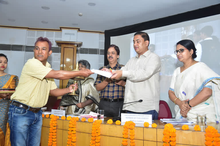 tilottama-barua-memorial-award-presented-at-tezpur-university
