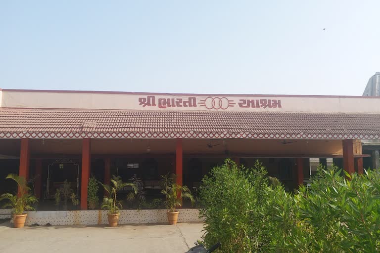 Bharti Ashram Controversy: હરિહરાનંદ બાપુ સાચા કે ઋષિ ભારતી બાપુ... મામલો પહોંચ્યો પોલીસ સ્ટેશને