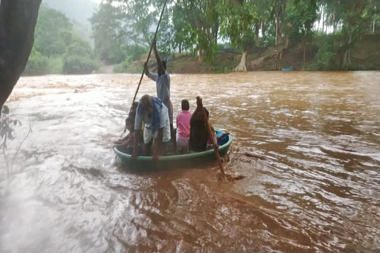 மாயாற்று வெள்ளப்பெருக்கு: பரிசலில் ஆபத்தான பயணம் செய்யும் மக்கள்!
