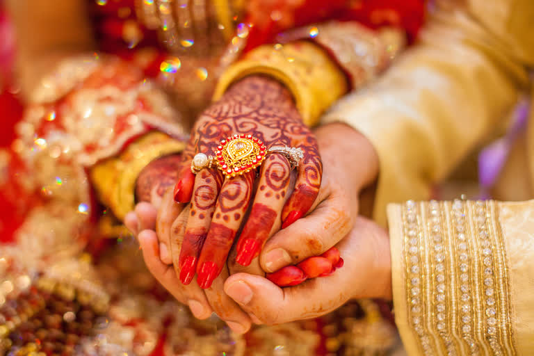 POWER CUT DURING MARRIAGE RITUALS  EXCHANGE OF BRIDES DUE TO POWER CUT  വിവാഹത്തിനിടെ വൈദ്യുതി തടസം  വൈദ്യുതി തടസം മൂലം വധുക്കൾ പരസ്‌പരം മാറി  ഉജ്ജയിൻ വിവാഹം