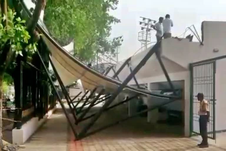 Atal Bihari Vajpayee Stadium Gallery fall down, Heavy rain in Bengaluru, Bengaluru rain news, ಗಾಳಿ ಮಳೆ ರಭಸಕ್ಕೆ ಬಿದ್ದ ಅಟಲ್ ಬಿಹಾರಿ ವಾಜಪೇಯಿ ಕ್ರೀಡಾಂಗಣ ಗ್ಯಾಲರಿ, ಬೆಂಗಳೂರಿನಲ್ಲಿ ಭಾರೀ ಮಳೆ, ಬೆಂಗಳೂರು ಮಳೆ ಸುದ್ದಿ,