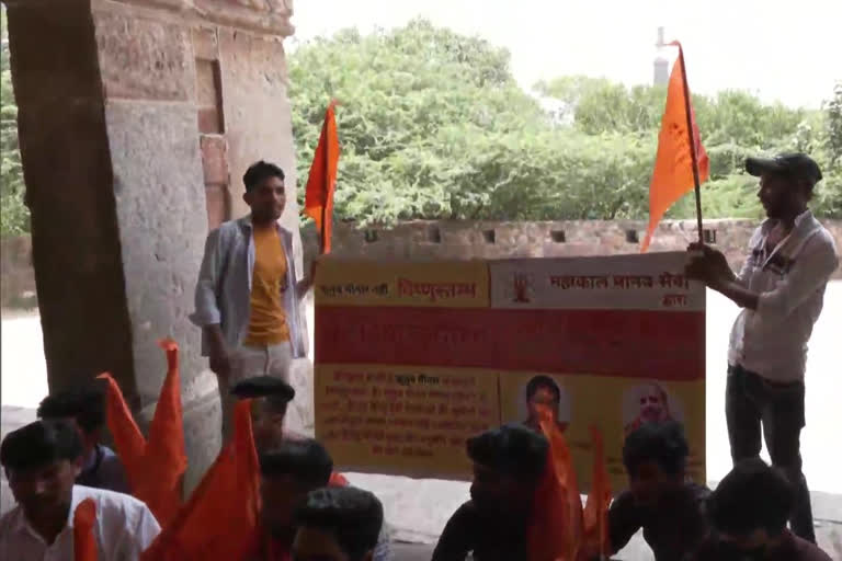 United Hindu Front members recite Hanuman Chalisa outside Qutub Minar complex  Delhi Police detains 30 people from right wing protest site opposite Qutub Minar  Qutub Minar Vishnu Stambha renaming controversy  Right-wing group recites Hanuman Chalisa outside Qutub Minar; 30 detained  കുത്തബ് മിനാറിന്‍റെ പേര് 'വിഷ്‌ണു സ്‌തംഭം' എന്നാക്കണമെന്ന് ഹിന്ദു സംഘടനകൾ  കുത്തബ് മിനാറിന് മുന്നിൽ ഹനുമാൻ ചാലിസ ചൊല്ലി പ്രതിഷേധിച്ച് ഹിന്ദു സംഘടനകൾ  യുണൈറ്റഡ് ഹിന്ദു ഫ്രണ്ടിന്‍റെ നേത്യത്വത്തിൽ കുത്തബ് മിനാറിന് മുന്നിൽ പ്രതിഷേധം  വിക്രമാദിത്യൻ നിർമ്മിച്ച 'വിഷ്‌ണു സ്‌തംഭം'മാണ് കുത്തബ് മിനാർ എന്ന് ഭഗവാൻ ഗോയൽ