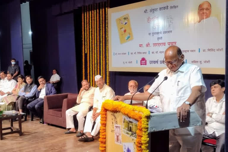ncp shard pawar and bjp leader girish gapat on one stage in book published ceremony at pune