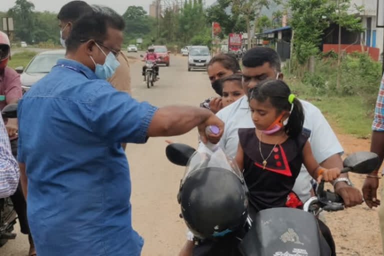 கேரளாவில் பரவி வரும் தக்காளி காய்ச்சலால் தமிழ்நாடு எல்லையில் பரிசோதனை