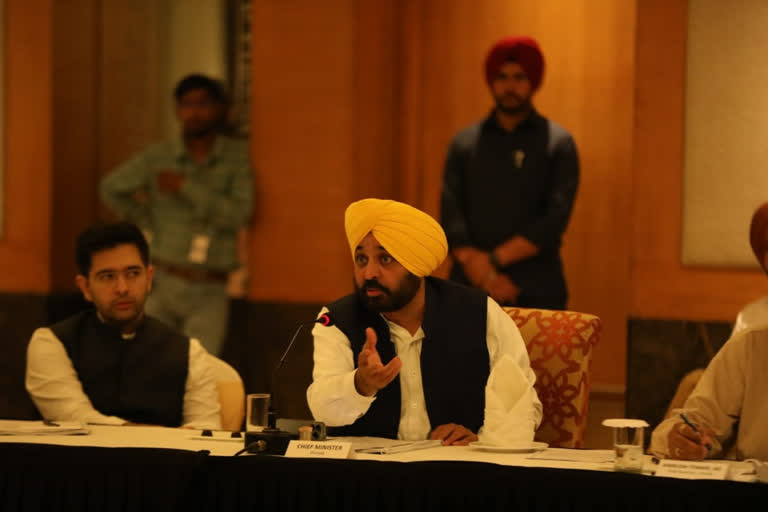 Bhagwant Mann announces arrests in Mohali attack  Mann promises strict punishments in Mohali grenade attack  Punjab CM meeting with Police DGP Tuesday  Bhagwant Mann warns of Mohali attack  Punjab CM Bhagwant Mann on Mohali attack  പഞ്ചാബ് മൊഹാലി ആക്രമണം  പഞ്ചാബ് മൊഹാലി സ്‌ഫോടനം  മൊഹാലി ആക്രമണത്തിൽ മുഖ്യമന്ത്രി ഭഗവന്ത് മാൻ  പഞ്ചാബിന്‍റെ അന്തരീക്ഷം തകർക്കുന്നവരെ വെറുതെ വിടില്ല  പഞ്ചാബിന്‍റെ അന്തരീക്ഷം തകർക്കുന്നവരെ കർശനമായി ശിക്ഷിക്കും  പഞ്ചാബ് പൊലീസ് ഇന്‍റലിജൻസ് ആസ്ഥാനം ആക്രമണം  attack on Mohali based intelligence wing headquarters  Punjab Police Intelligence Headquarters attacked  പഞ്ചാബ് പ്രൊപ്പൽഡ് ഗ്രനേഡ് ആക്രമണം