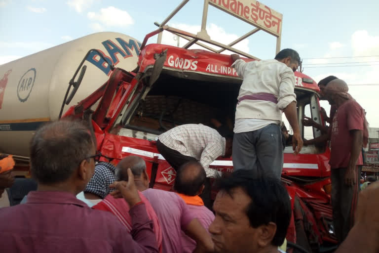 Accident in Giridih tanker driver stuck between seat and steering