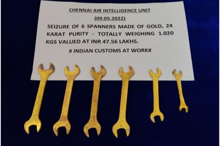 Chennai Custom caught smuggler with gold