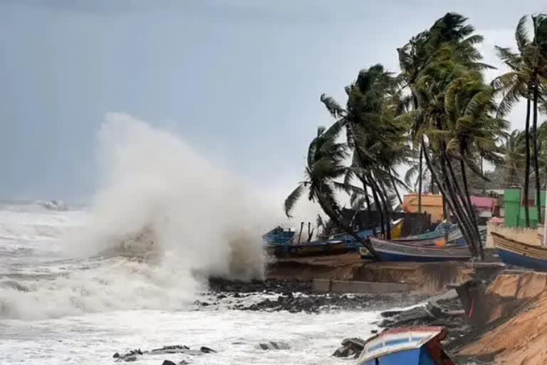 അസാനി ആന്ധ്രാതീരം തൊടും  അസാനി ചുഴലിക്കാറ്റ്  സംസ്ഥാനത്ത് മഴ തുടരും  മത്സ്യബന്ധത്തിന് നിയന്ത്രണങ്ങള്‍  cyclone Asani