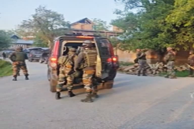 காஷ்மீரில் பாதுகாப்பு படையினருக்கும், தீவிரவாதிகளுக்கும் இடையே மோதல்- இருவர் கொல்லப்பட்டனர்.