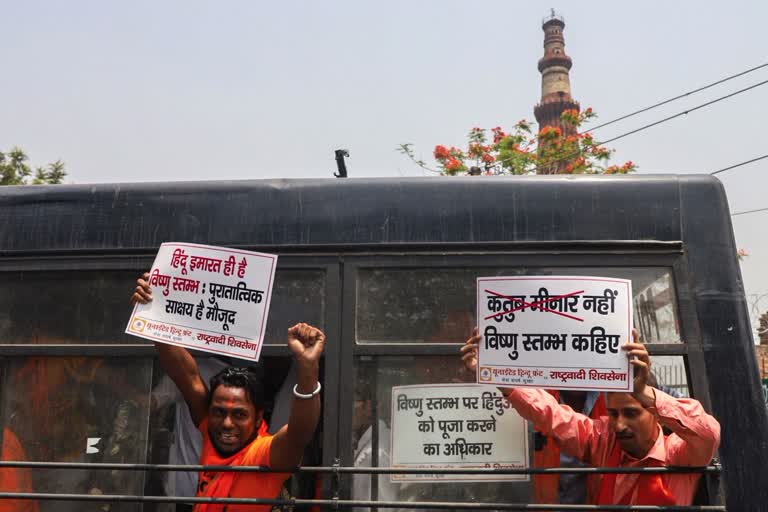 Recites Hanuman Chalisa near Qutub Minar