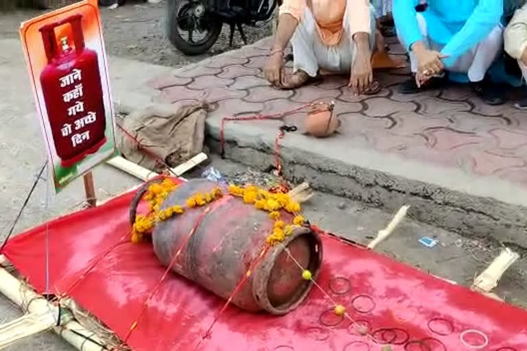 Congress took out the gas cylinder in protest