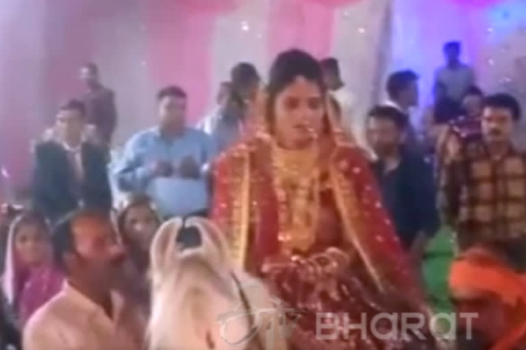betul-ghoradongri-bride-reached-pavilion-sitting-on-mare-not-only-groom-all-bridesmaids-in-awe