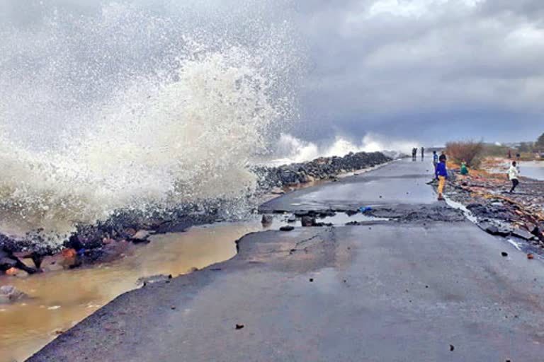 Asani makes landfall in coastal Andhra Pradesh, Cyclonic storm Asani made landfall in Andhra Pradesh, Asani Cyclone hit coastal Andhra Pradesh, Andhra Pradesh rain news, ಅಸಾನಿ ಚಂಡಮಾರುತದಿಂದ ಆಂಧ್ರಪ್ರದೇಶದ ಕರಾವಳಿಯಲ್ಲಿ ಭೂಕುಸಿತ, ಕರಾವಳಿ ಆಂಧ್ರಪ್ರದೇಶಕ್ಕೆ ಅಪ್ಪಳಿಸಿದ ಅಸನಿ ಚಂಡಮಾರುತ, ಆಂಧ್ರಪ್ರದೇಶ ಮಳೆ ಸುದ್ದಿ,