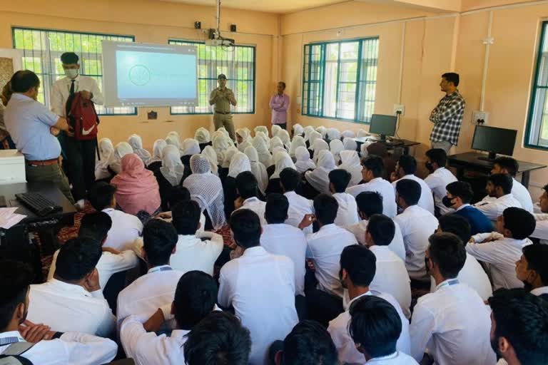 Cyber Crime Awareness for Students : پلوامہ میں سائبر کرائم سے متعلق آگاہی پروگرام کا انعقاد