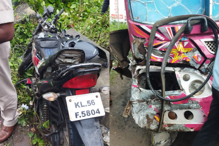 Accident in Purakkattiri  Kozhikkod Kuttyadi Route Bus Accident  പുറക്കാട്ടിരി പാലത്തില്‍ ബസിടിച്ച് യുവാക്കള്‍ക്ക് ഗുരുതര പരിക്ക്  കുറ്റ്യാ ടി കോഴിക്കോട് റൂട്ടിൽ ബസ് അപകടം