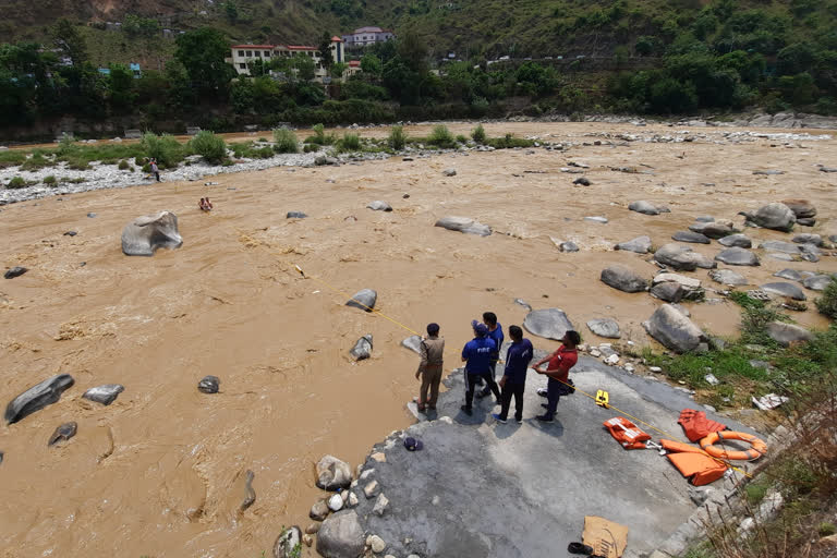 Workers trapped in Saryu river