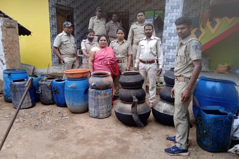 Excise Department Raid: ବେଡରୁମ ସିକ୍ରେଟ ଚାମ୍ବରରୁ ବିପୁଳ ମହୁଲ ପୋଚ ଜବତ