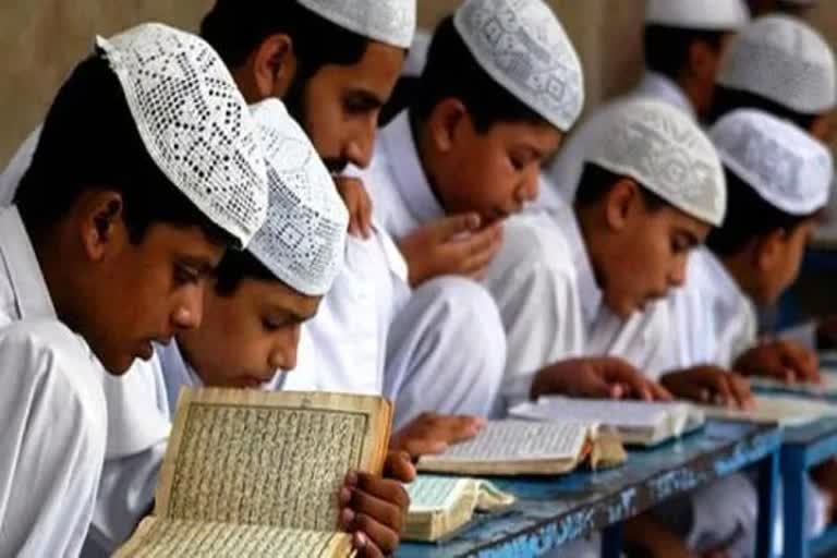 UP makes singing national anthem compulsory at all madrassas  മദ്രസകളിൽ ദേശീയ ഗാനം നിർബന്ധമാക്കി യുപി സർക്കാർ  ഉത്തർപ്രദേശിലെ മദ്രസകളിൽ ദേശീയ ഗാനം നിർബന്ധമാക്കി  ssinging national anthem compulsory at all madrassas in up  Singing National Anthem made mandatory in UP madarsas from today