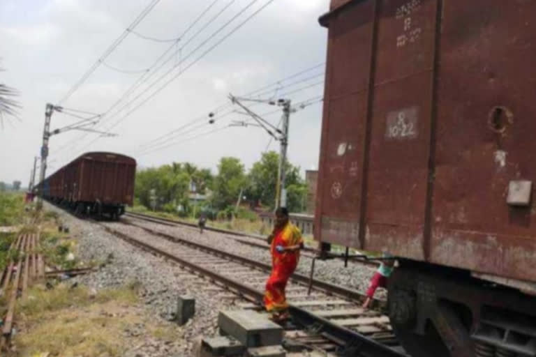 जमुई चलती मालगाड़ी दो हिस्सों में बंटी