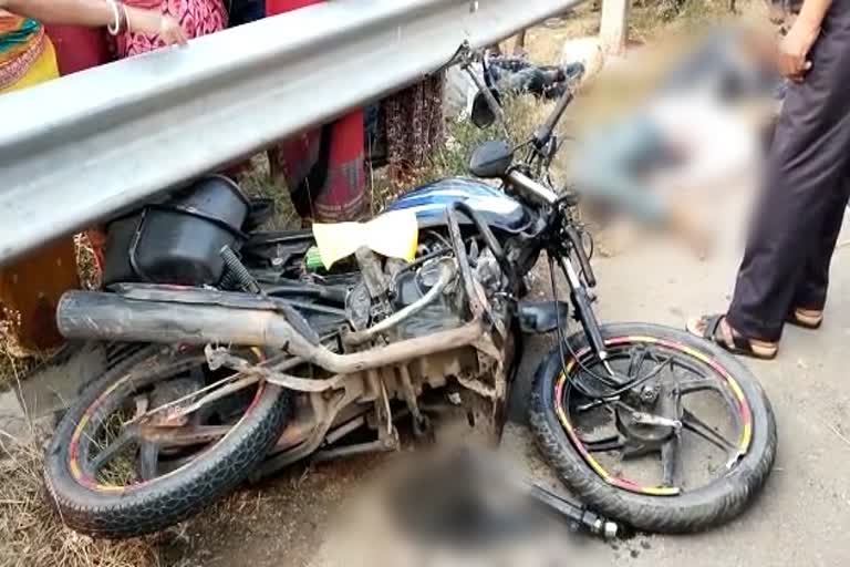 नालंदा में ट्रक ने तीन युवकों को रौंदा