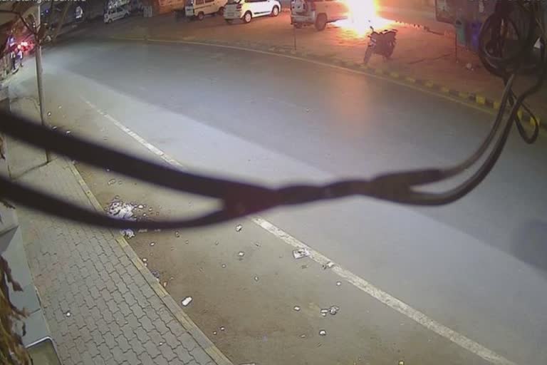 Bapunagar Vehicle Fire : બાપુનગરમાં અડધી રાત્રે એક વ્યક્તિ ગાડીમાં આગ લગાવી ફરાર