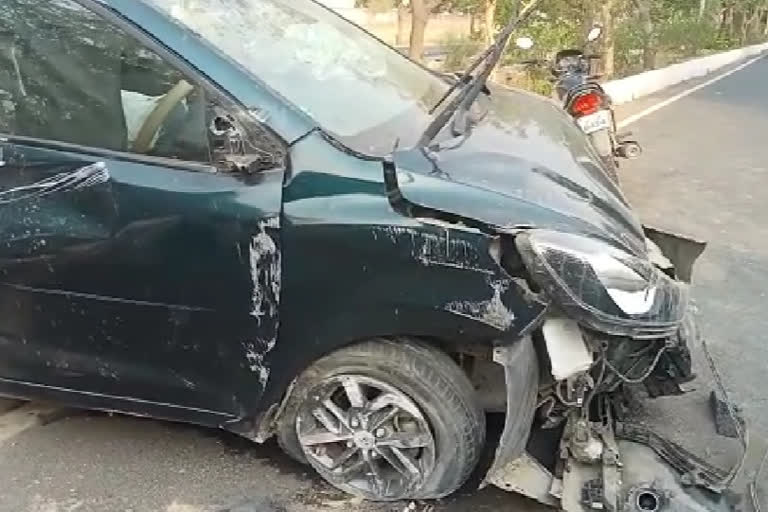 फुटबॉल मैच खेलने जा रहे छात्रों की कार टकराई