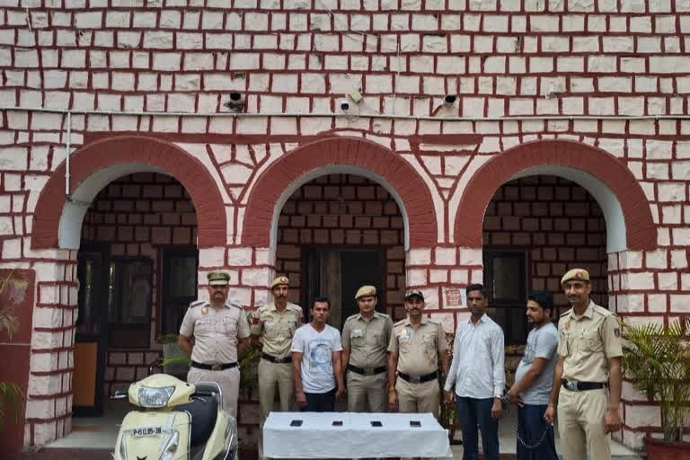 delhi police arrested accused in various cases