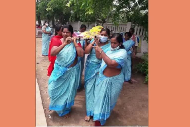 Anganwadi workers cremated the teacher