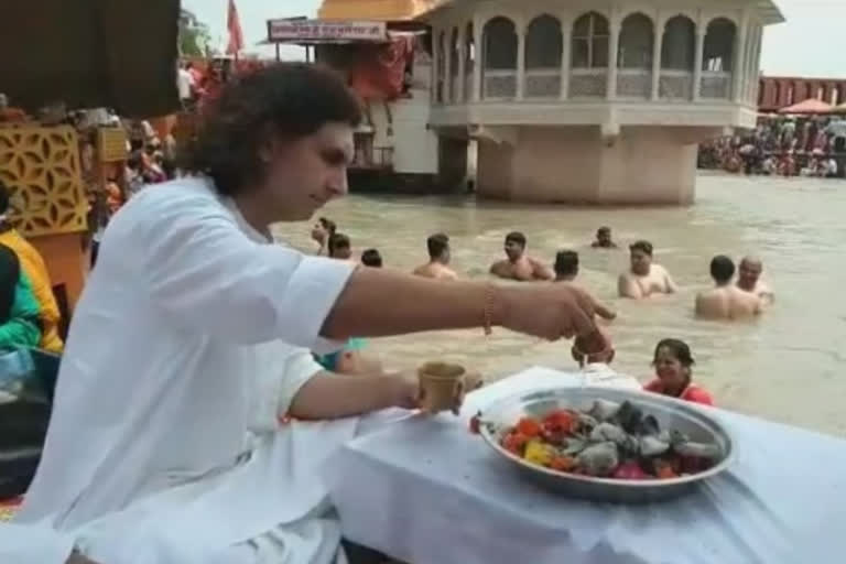 UTTARAKHAND SANTOOR PLAYER PANDIT SHIVKUMAR SHARMA'S ASHES IMMERSED IN GANGA AT HARIDWAR