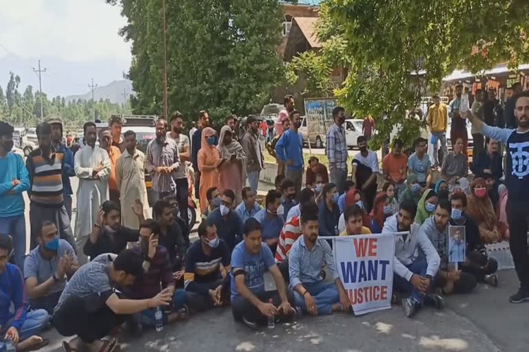 kashmiri-pandits-held-protest-at-mattan-anantnag-against-rahul-bhats-killing