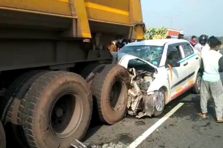 Accident on GT Road in Dhanbad car collided in hyva on highway