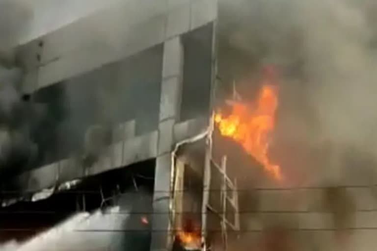 Fire near Mundka metro station  Fire Breaks out in Delhi commercial building  Fire Breaks out in Delhi commercial building which  ഡല്‍ഹിയില്‍ മൂന്ന് നില കെട്ടിടത്തില്‍ തീപിടിത്തം  ഡല്‍ഹിയില്‍ തീപിടിത്തം