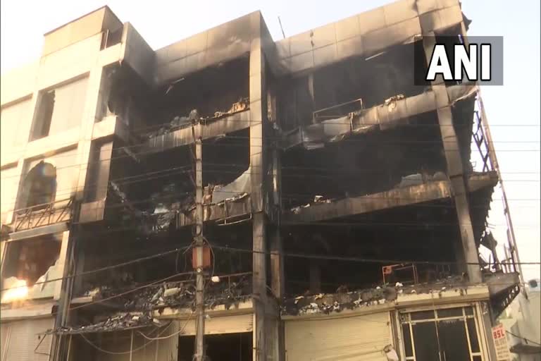 Mundka building fire  Mundka building fire latest toll  Mundka building fire investigation  മുണ്ട്ക കെട്ടിട തീപിടുത്തം  ഡല്‍ഹി തീപിടുത്തം  മുണ്ട്ക തീപിടുത്തം രക്ഷാപ്രവര്‍ത്തനം  മുണ്ട്ക തീപിടുത്തം മരണം