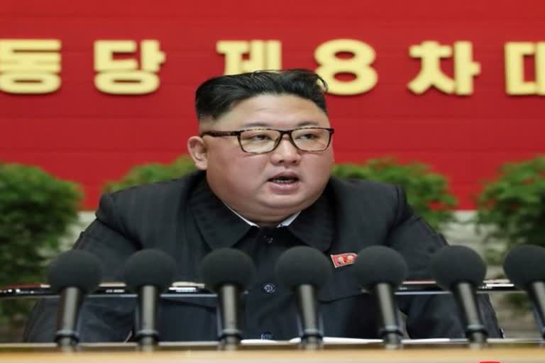 covid cases in north korea  kim jong un about the covid cases  omicron reported in north korea  21 covid death reported in korea  ഉത്തരകൊറിയയില്‍ കൊവിഡ് വ്യാപനം രൂക്ഷം രാജ്യം പ്രതിസന്ധിയില്‍  രാജ്യത്ത് പുതിയതായി 17400 കൊവിഡ് കേസുകളാണ് റിപോര്‍ട്ട് ചെയ്തിരിക്കുന്നത്  ഇന്നലെ മാത്രം 6 പേര്‍ മരിച്ചിട്ടുണ്ട്  21 പുതിയ മരണങ്ങളും റിപോര്‍ട്ട് ചെയ്യപ്പെട്ടിട്ടുണ്ട്  national emergency in north korea  ഒമിക്രോണ്‍ കേസ് റിപോര്‍ട്ട് ചെയ്തതിനു പിന്നാലെ കൊറിയയില്‍ ദേശീയ അടിയന്തരാവസ്ഥ പ്രഖ്യാപിച്ചിരുന്നു