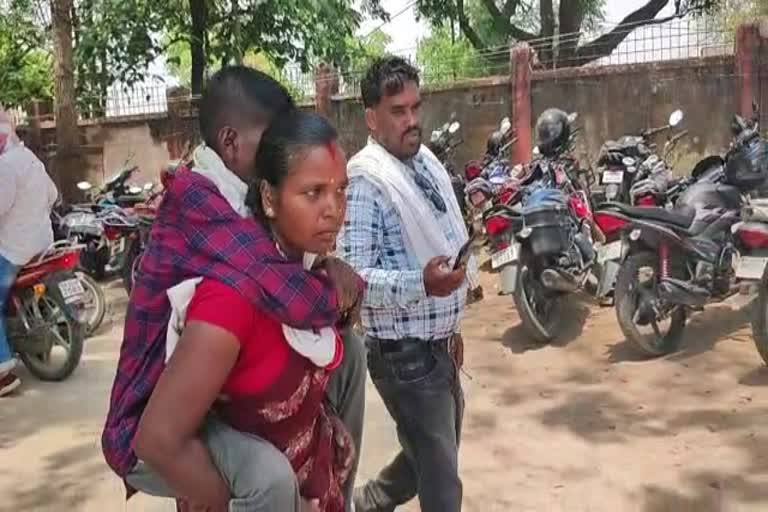 polling-officer-reached-booth-riding-on-wifes-shoulder-for-voting-in-chatra