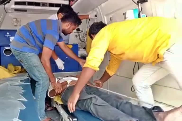 Youth dies after Iron rod pierces through his head in Karimnagar, Tragedy in Karimnagar district, Karimnagar crime news, Karimnagar accident news, ಕರೀಂನಗರದಲ್ಲಿ ಕಬ್ಬಿಣದ ರಾಡ್ ತಲೆಗೆ ಸಿಲುಕಿ ಯುವಕ ಸಾವು, ಕರೀಂನಗರ ಜಿಲ್ಲೆಯಲ್ಲಿ ದುರಂತ, ಕರೀಂನಗರ ಅಪರಾಧ ಸುದ್ದಿ, ಕರೀಂನಗರ ಅಪಘಾತ ಸುದ್ದಿ,