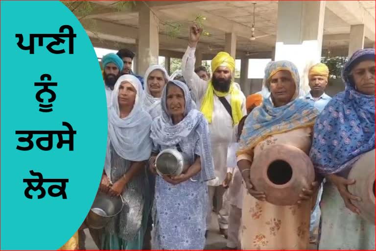 Villagers knocked on empty buckets in protest of the demand for drinking waterVillagers knocked on empty buckets in protest of the demand for drinking water