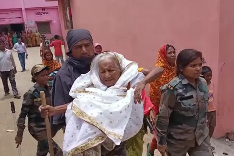 IRB jawans carried elderly voters in arms and took them to polling booth In Pakur