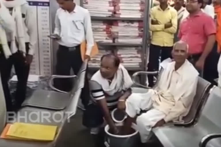 Jabalpur son washes fathers feet after SDM issues notice  Madhya Pradesh father kicked out of home by son and daughter in law  Father feet washed by son in Jabalpur  Son washes father feet jabalpur  jabalpur Son washes father feet after expelling him from home  വീട്ടിൽ നിന്നിറക്കിവിട്ട പിതാവിനെ തിരിച്ചുവിളിച്ചു  ജബൽപൂർ മകൻ പിതാവിന്‍റെ കാൽ കഴുകി  മധ്യപ്രദേശ് മകൻ പ്രായശ്ചിത്തം  സബ് ഡിവിഷണൽ മജിസ്‌ട്രേറ്റ് ആശിഷ് പാണ്ഡേ  Sub Divisional Magistrate Ashish Pandeya  മകനും മരുമകളും ചേർന്ന് പിതാവിനെ പുറത്താക്കി