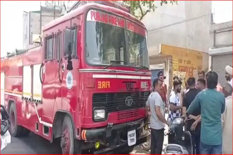 High speed fire brigade vehicle collided with vehicles parked on the side of the road