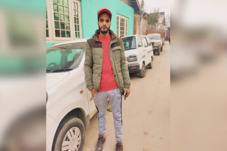 pulwama-youth-goes-missing-family-appeals-him-to-return-home